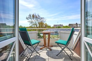 Unclassified image, 2 of 17, button - Stranddistel, App. 44 (Sylt)