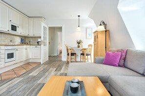 Unclassified image, 5 of 17, button - Stranddistel, App. 44 (Sylt)