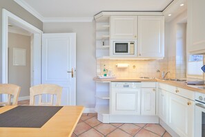 Mikrobølgeovn, ovn, opvaskemaskine, kaffe-/temaskine