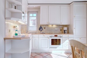 Mikrobølgeovn, ovn, opvaskemaskine, kaffe-/temaskine