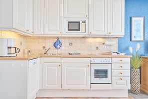 Kühlschrank, Mikrowelle, Ofen, Geschirrspüler