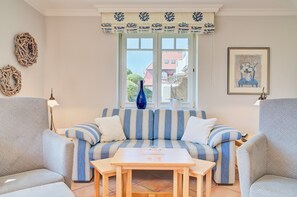 Unclassified image, 4 of 17, button - Dünenrose, App. 31, Deutschland (Sylt)