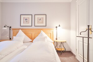 Unclassified image, 2 of 17, button - Dünenrose, App. 31, Deutschland (Sylt)