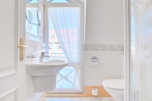 Unclassified image, 2 of 15, button - Moosbeere, App. 23, Deutschland (Sylt)