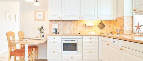 Refrigerador, microondas, horno y lavavajillas