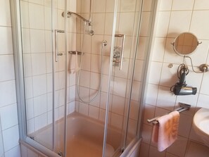 Dusche, Haartrockner, Handtücher, Toilettenpapier