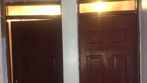 Deux portes fermées, avec une source de lumière placée au-dessus.