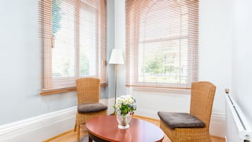 1 habitación, escritorio, tabla de planchar con plancha y cuna de viaje