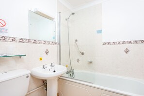 Hair dryer, towels, soap, shampoo - Imperial Hotel (Eastbourne)