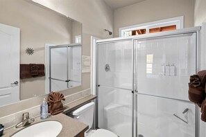 Baignoire, séchoir à cheveux, serviettes fournies, shampooing