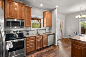 Fridge, microwave, oven, stovetop - Private Location With Great Views off Red Rock Loop! Livingston - S056 (Sedona)