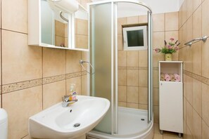 Apartment (Two Bedroom Apartment A3) | Bathroom