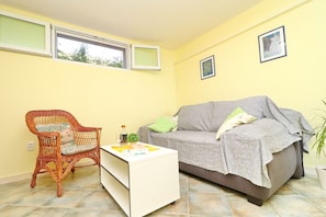 公寓 (Comfort One Bedroom Apartment A1) | 客廳 | 25-公分電視，提供有線頻道