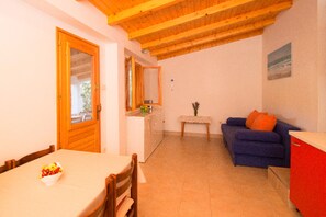 Maison (One Bedroom Holiday Home) | Salle de séjour | Téléviseur