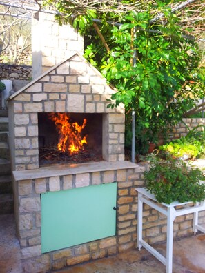 House (One Bedroom Holiday Home) | BBQ/picnic area