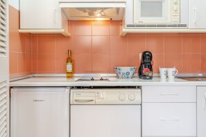 Een koelkast, een microgolfoven, een kookplaat, een waterkoker