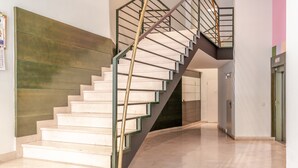 A modern staircase with a metal railing, leading to an upper floor. - Central apartment with parking to discover Granada (Granada)