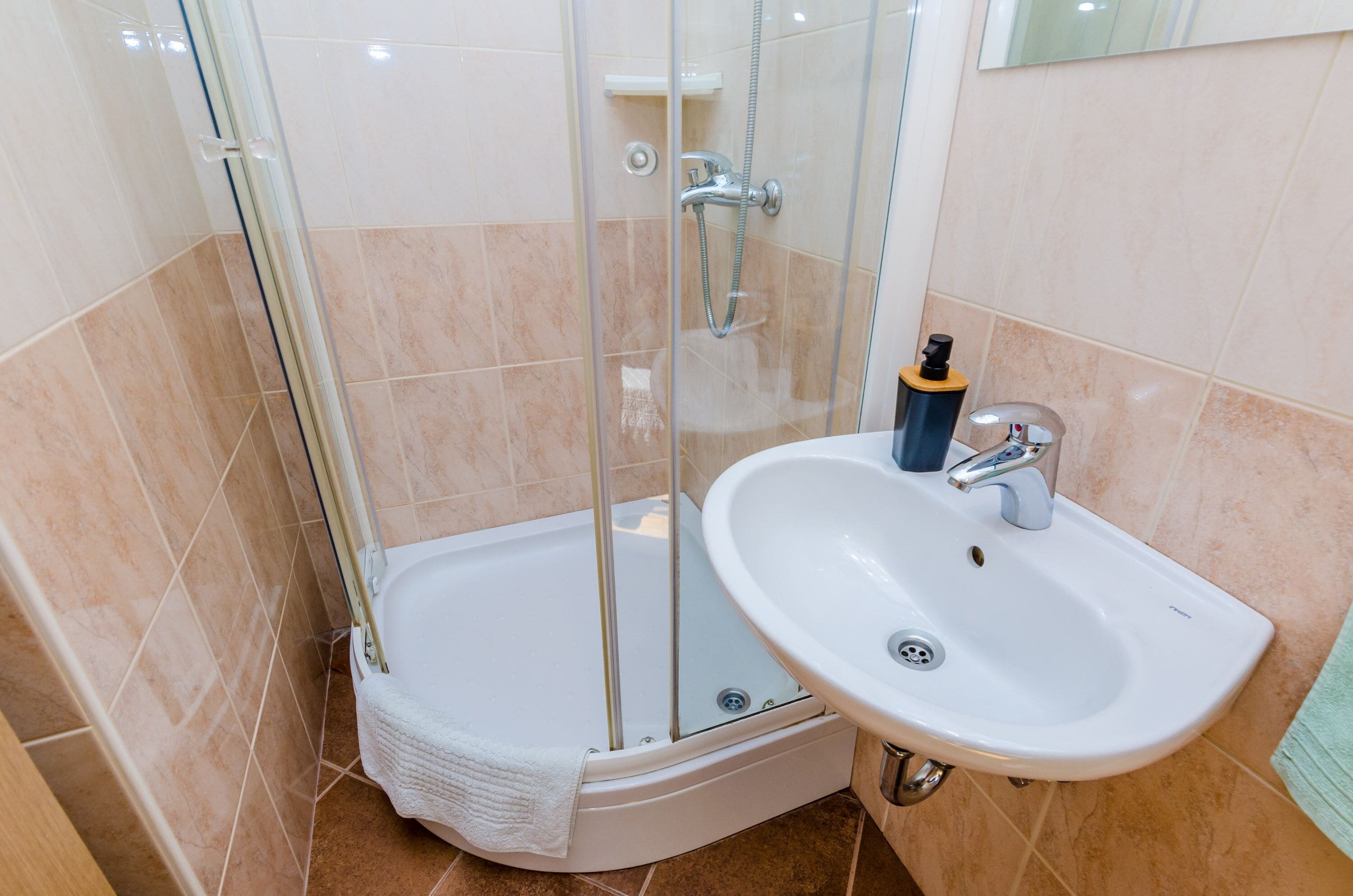 Double Room (Double Room with City View) | Bathroom | Shower, towels