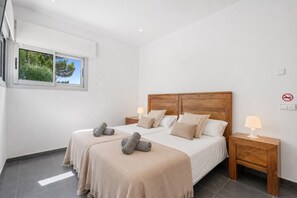 4 bedrooms, desk, iron/ironing board, travel crib