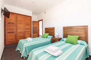 5 makuuhuonetta, työpöytä, silitysrauta/-lauta, vauvan matkasänky