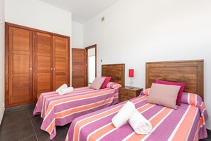 5 slaapkamers, een bureau, een strijkplank/strijkijzer, reisbedje