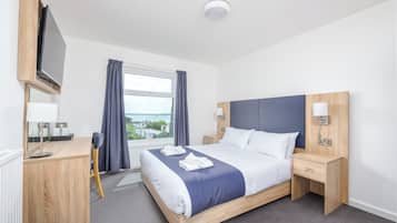 Quarto casal superior, vista para o jardim | Escrivaninha, ferros/tábuas de passar roupa, roupa de cama