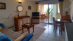 TV - 2-room cabin apartment in Sète, sea view (Sète)