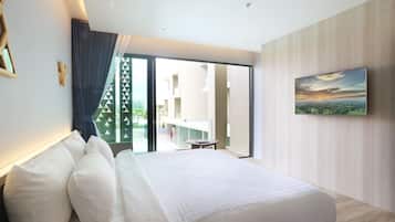 Habitación doble, vista a la alberca | Minibar, decoración personalizada y muebles diferentes