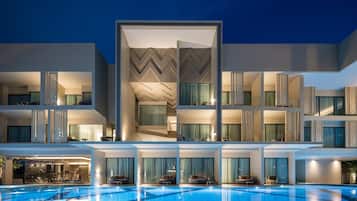 Alberca al aire libre, acceso de 07:00 a 20:00, y camastros