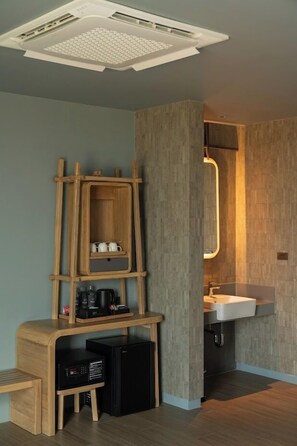 Dreibettzimmer | Badezimmer | Dusche, Regendusche, Haartrockner, Bademäntel