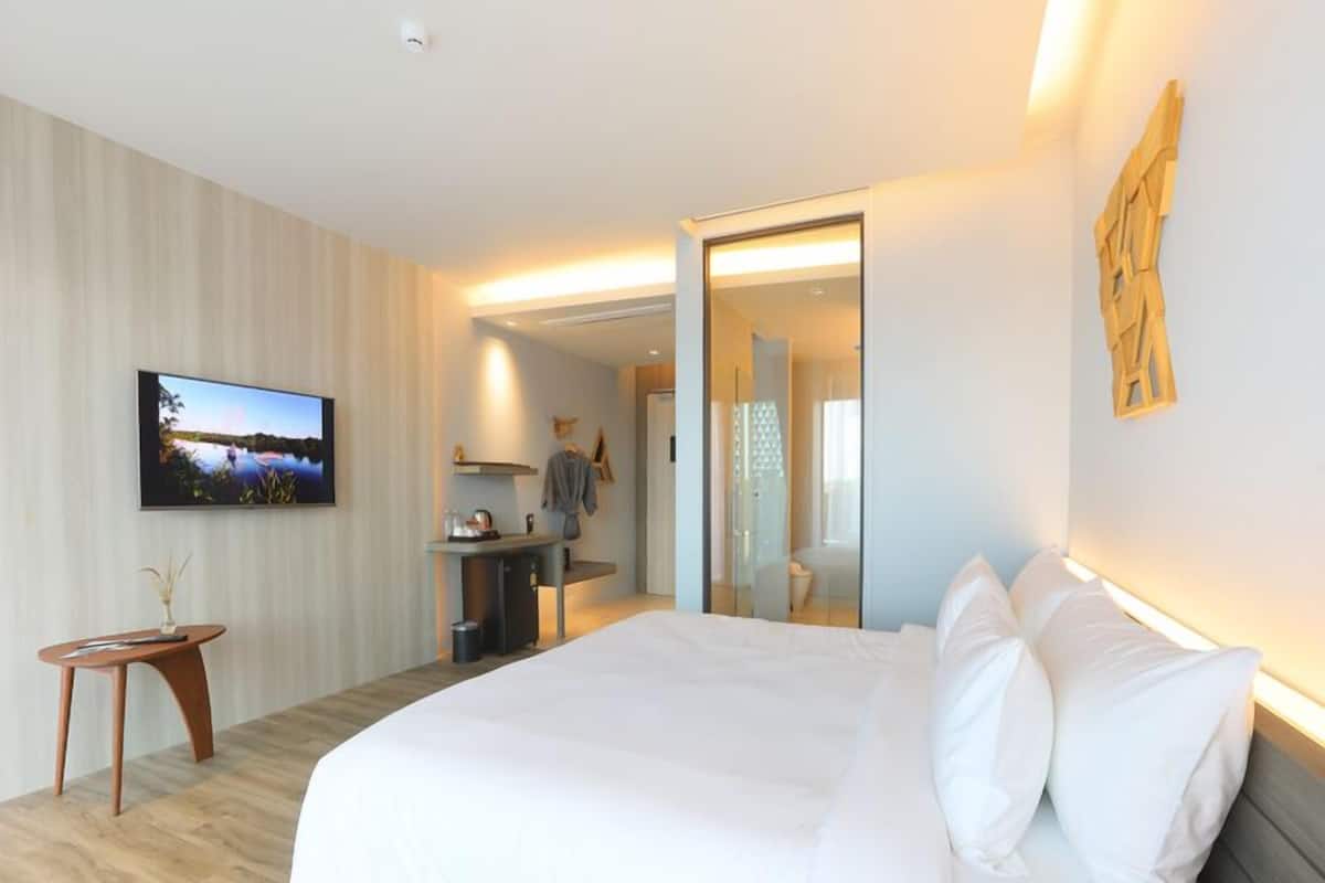 Junior-Doppelzimmer, 1 King-Bett, Nichtraucher, Poolblick | Minibar, individuell dekoriert, individuell eingerichtet