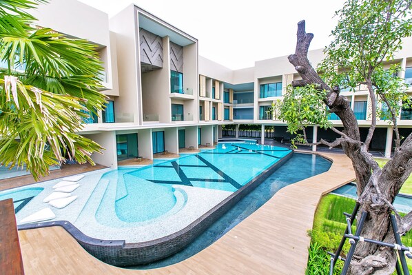 Ulkouima-allas avoinna 7.00–20.00, aurinkotuoleja