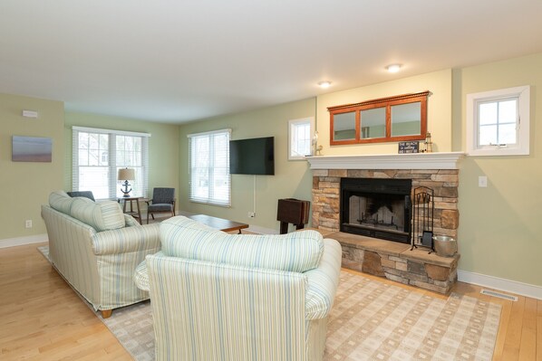 Televisión y chimenea 