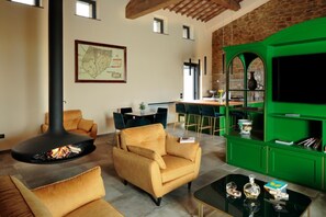 Téléviseur, foyer, sélection de films, chaîne audio