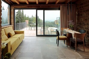 Una televisión, una chimenea, una videoteca, un reproductor estéreo