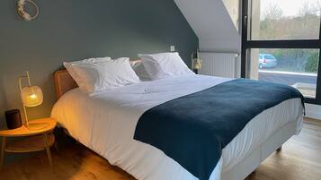 4 多间卧室、办公桌、熨斗/熨衣板、旅行婴儿床