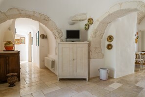 Apartment | Wohnzimmer | 32-Zoll-Flachbildfernseher mit Digitalempfang, Fernseher