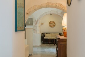 Apartment | Wohnzimmer | 32-Zoll-Flachbildfernseher mit Digitalempfang, Fernseher