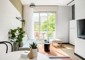 Appartamento, 1 camera da letto, balcone | Area soggiorno | Smart TV 42 pollici con canali via cavo, TV