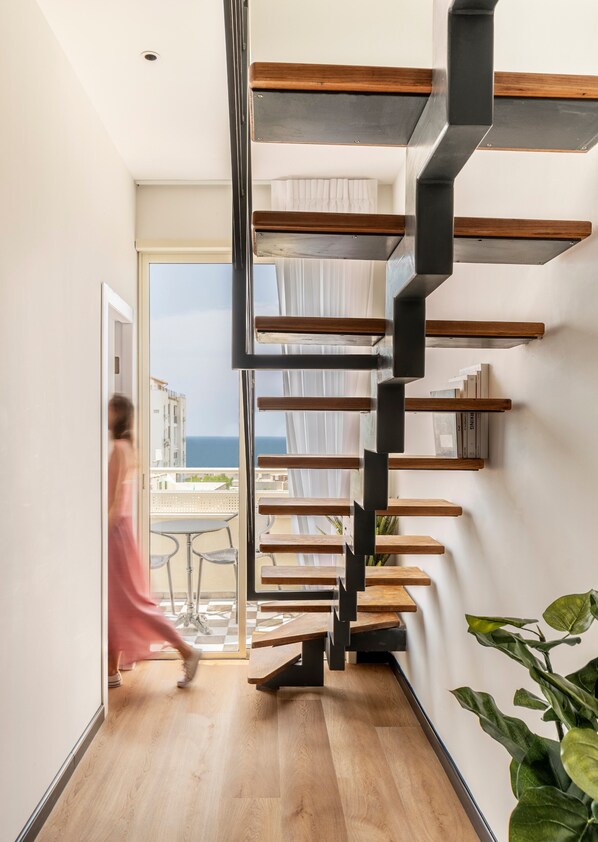 Appartement, 2 chambres, balcon | Aire de séjour | Téléviseur connecté de 42 po avec télévision par câble, téléviseur