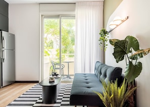 Appartement, 1 chambre, balcon | Aire de séjour | Téléviseur connecté de 42 po avec télévision par câble, téléviseur