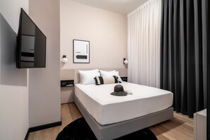 Skrivebord for bærbar PC, blendingsgardiner og strykejern/-brett