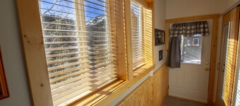 Cozy and Affordable- minutes to Monarch
