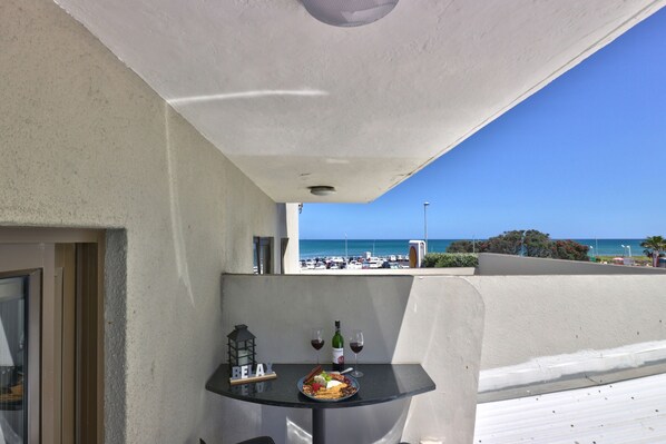 Basic Double Room | Terrace/patio - Bay Point Apartment on Beach Road (Cape Town)