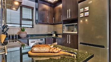 Basic Double Room | Private kitchen | Fridge, microwave, oven, stovetop