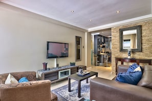 Habitación básica doble | Área de sala de estar | Televisión 