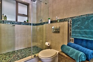 Chambre de base double | Salle de bain | Douche, séchoir à cheveux, serviettes fournies, shampooing