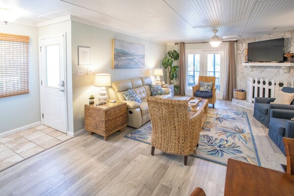 Smart TV, fireplace - Marooned Mariner, Tybee Island (TYBEE ISLAND)