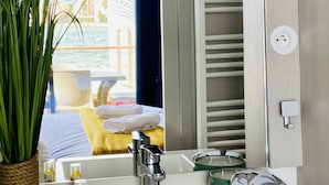 Shower, free toiletries, hair dryer, towels