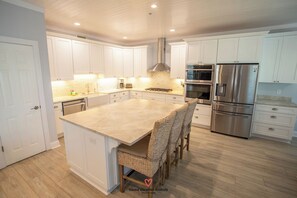 冰箱、微波炉、烤箱、炉灶